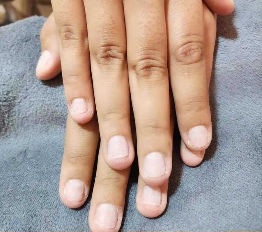 Avant manucure au Salon Caramel
